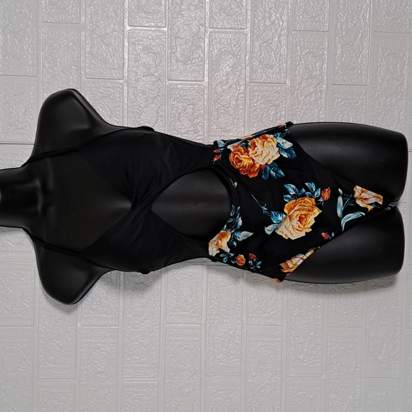 Cupshe Halter Cutout Lace Up One Piece Swimsuit in Black - Picture 6 of 14